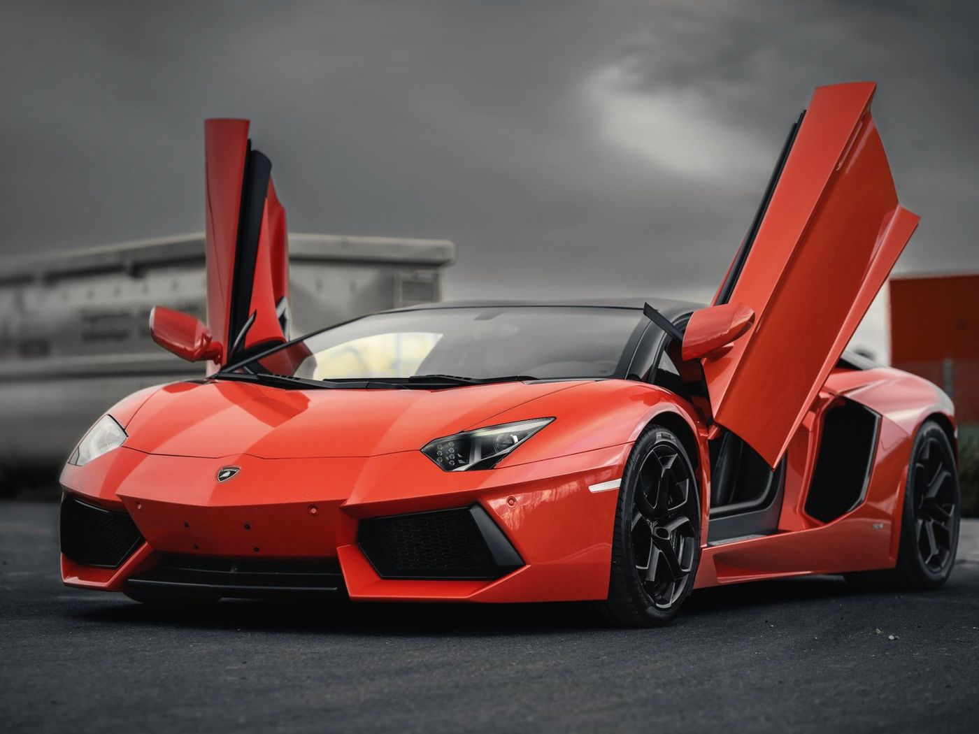 Lamborghini Aventador mit geöffneten Scherentüren