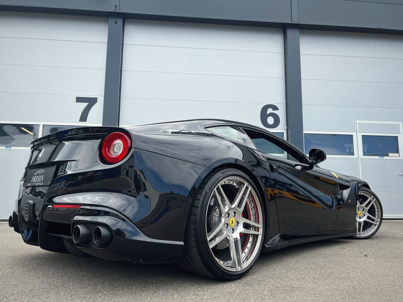 Ferrari F12berlinetta in Schwarz von hinten